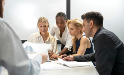Equipe reunida analisando informações contábeis